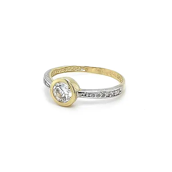 Nhẫn đính hôn với đá zircon được làm từ vàng kết hợp