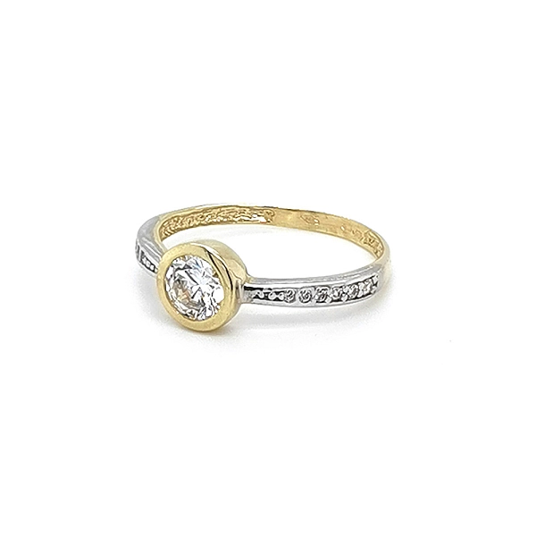 Nhẫn đính hôn với đá zircon được làm từ vàng kết hợp