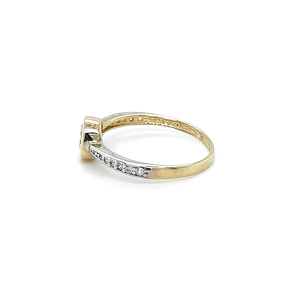 Nhẫn đính hôn với đá zircon được làm từ vàng kết hợp