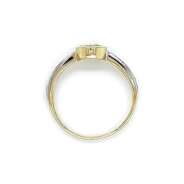 Nhẫn đính hôn với đá zircon được làm từ vàng kết hợp