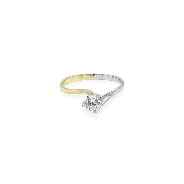 Nhẫn đính hôn với đá cubic zirconia trên vàng