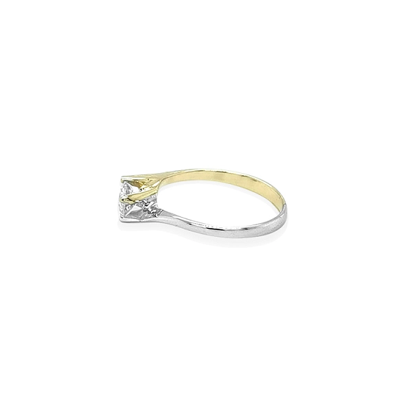 Nhẫn đính hôn với đá cubic zirconia trên vàng