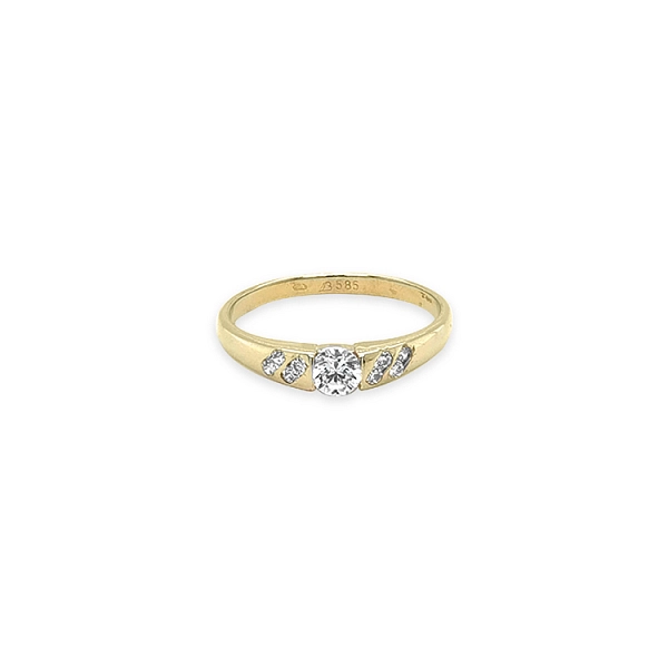 Nhẫn vàng đính đá cubic zirconia