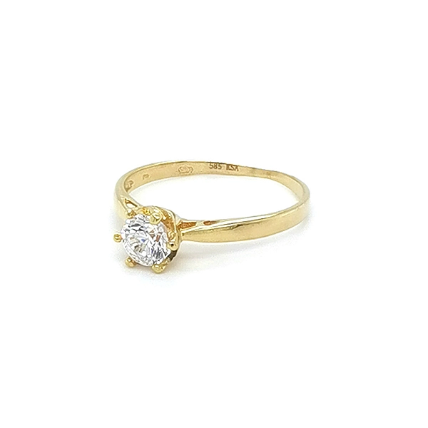 Nhẫn đính hôn bằng vàng với đá zircon