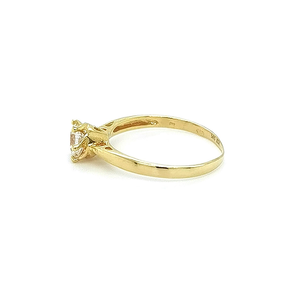 Nhẫn đính hôn bằng vàng với đá zircon
