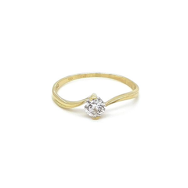 Nhẫn đính hôn bằng vàng với đá zircon