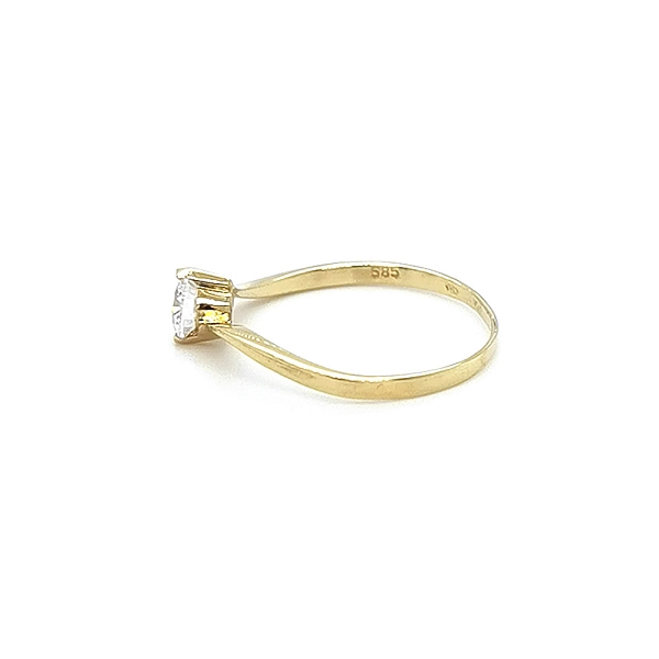 Nhẫn đính hôn bằng vàng với đá zircon