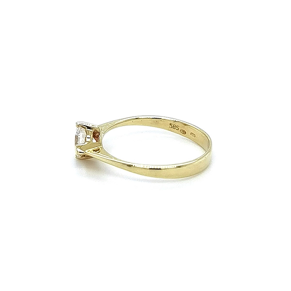 Nhẫn đính hôn bằng vàng với đá zircon