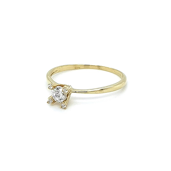 Nhẫn đính hôn bằng vàng với đá zircon