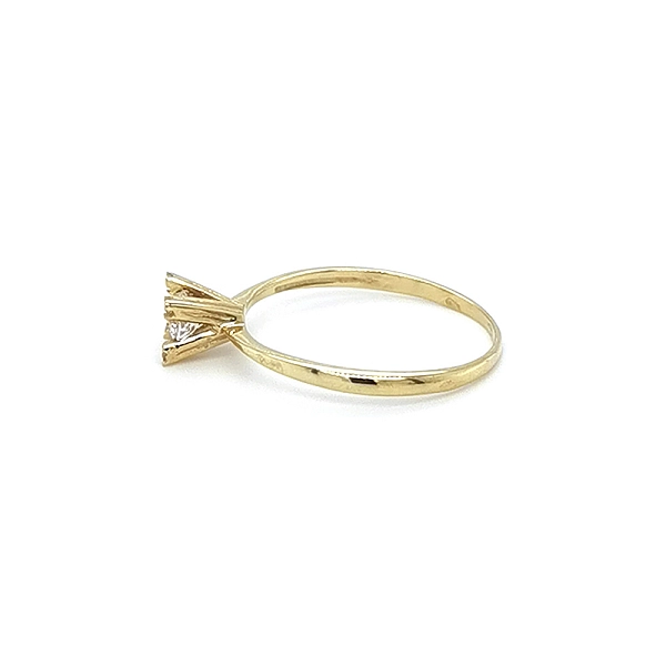 Nhẫn đính hôn bằng vàng với đá zircon