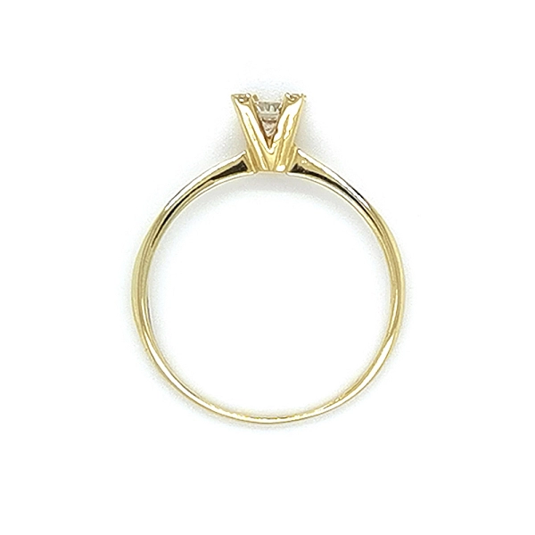 Nhẫn đính hôn bằng vàng với đá zircon