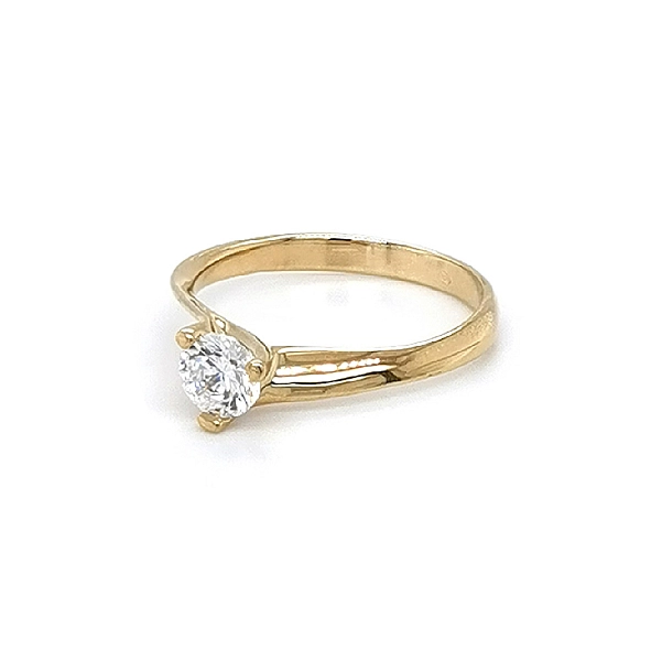 Nhẫn đính hôn bằng vàng với đá zircon
