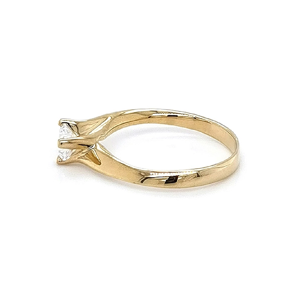 Nhẫn đính hôn bằng vàng với đá zircon