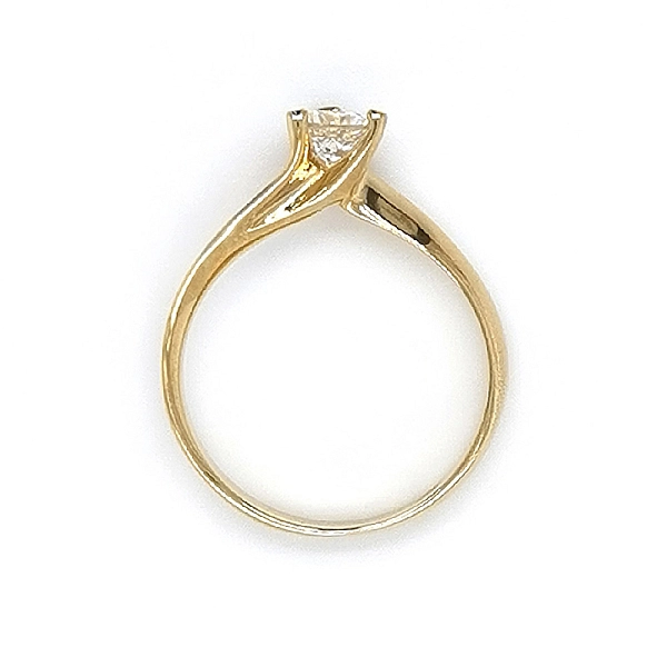 Nhẫn đính hôn bằng vàng với đá zircon