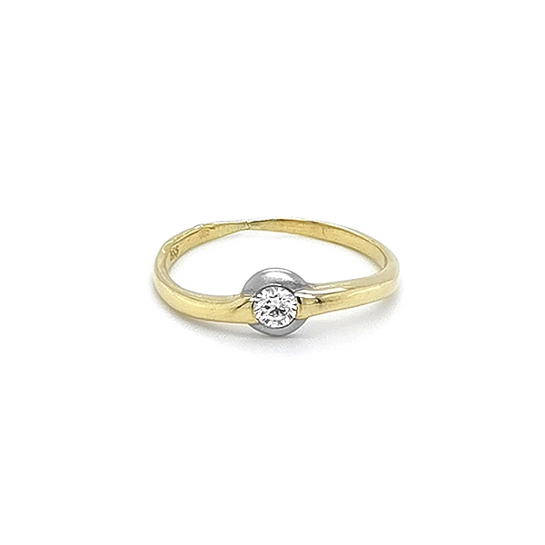 Nhẫn đính hôn với đá zircon làm từ vàng kết hợp