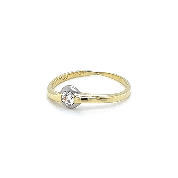 Nhẫn đính hôn với đá zircon làm từ vàng kết hợp
