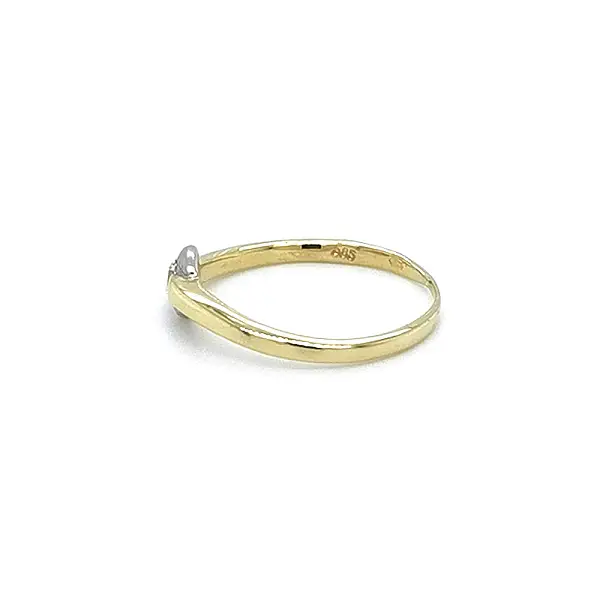 Nhẫn đính hôn với đá zircon làm từ vàng kết hợp