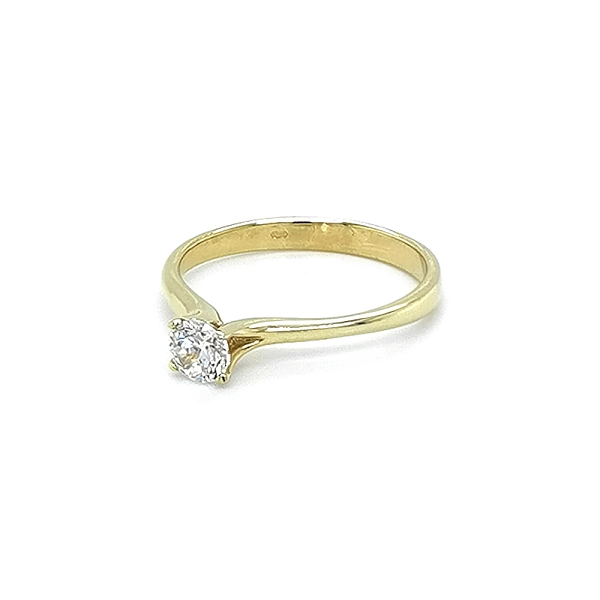 Nhẫn đính hôn bằng vàng với đá zircon