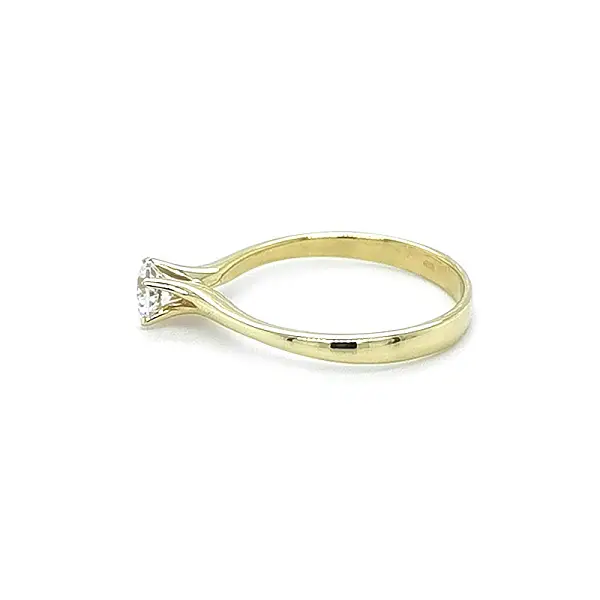 Nhẫn đính hôn bằng vàng với đá zircon