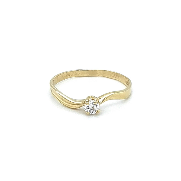 Nhẫn đính hôn bằng vàng với đá zircon