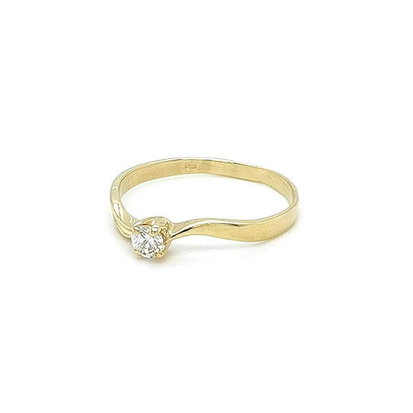 Nhẫn đính hôn bằng vàng với đá zircon