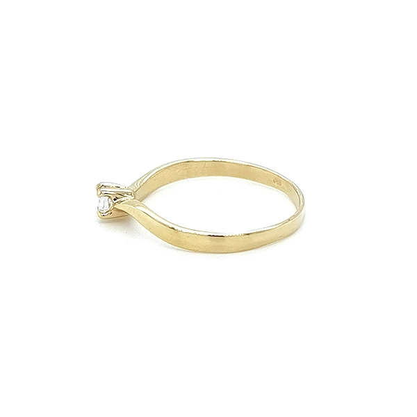 Nhẫn đính hôn bằng vàng với đá zircon