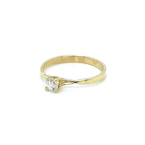 Nhẫn đính hôn bằng vàng với đá zircon