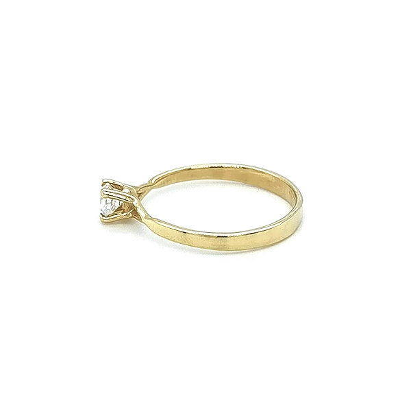 Nhẫn đính hôn bằng vàng với đá zircon