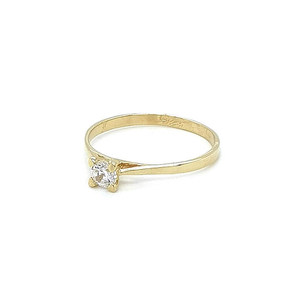 Nhẫn đính hôn bằng vàng với đá zircon
