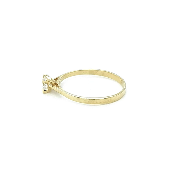 Nhẫn đính hôn bằng vàng với đá zircon