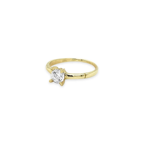Nhẫn đính hôn với đá cubic zirconia