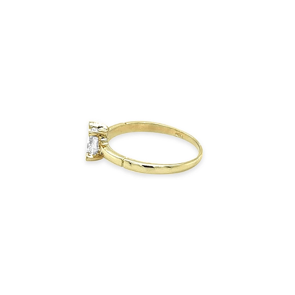 Nhẫn đính hôn với đá cubic zirconia