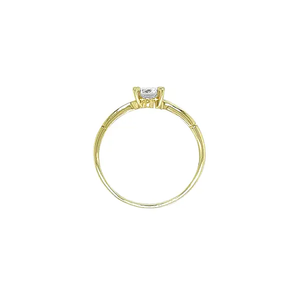 Nhẫn đính hôn với đá cubic zirconia