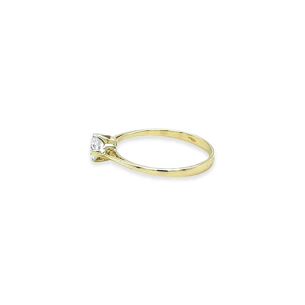 Nhẫn đính hôn bằng vàng có đá cubic zirconia