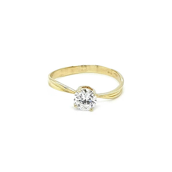 Nhẫn đính hôn bằng vàng với đá zircon