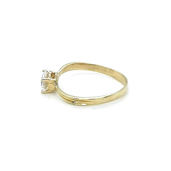 Nhẫn đính hôn bằng vàng với đá zircon