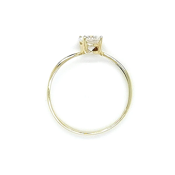 Nhẫn đính hôn bằng vàng với đá zircon