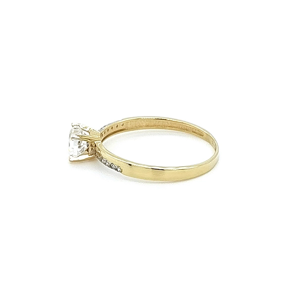 Nhẫn đính hôn bằng vàng với đá zircon