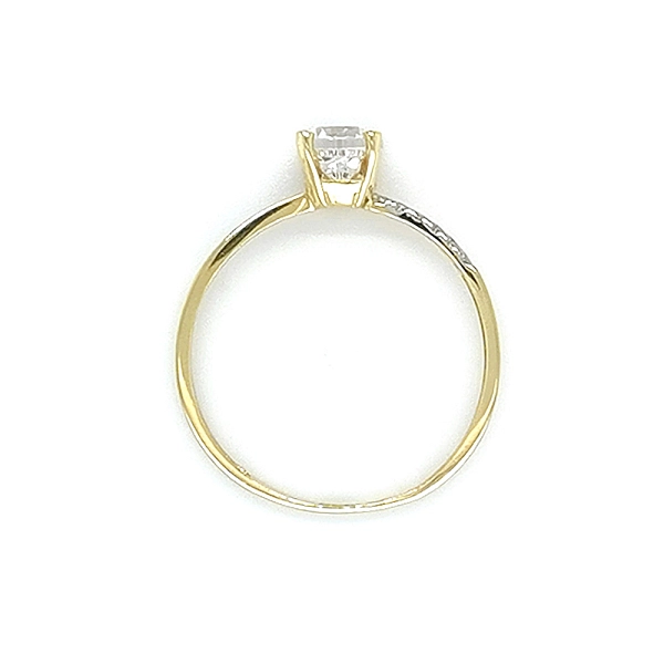 Nhẫn đính hôn bằng vàng với đá zircon