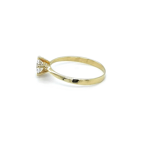 Nhẫn đính hôn bằng vàng với đá zircon