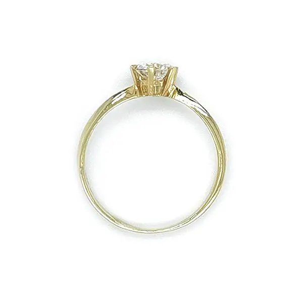 Nhẫn đính hôn bằng vàng với đá zircon