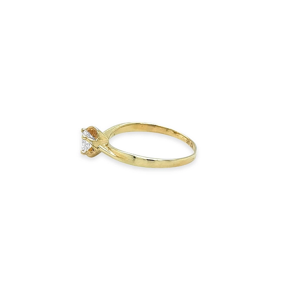 Nhẫn đính hôn bằng vàng có đá cubic zirconia