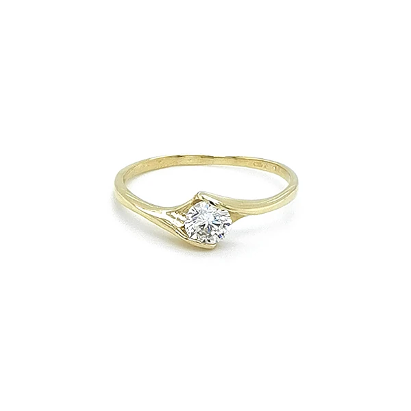 Nhẫn đính hôn bằng vàng với đá zircon