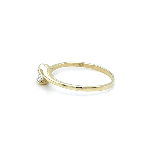 Nhẫn đính hôn bằng vàng với đá zircon