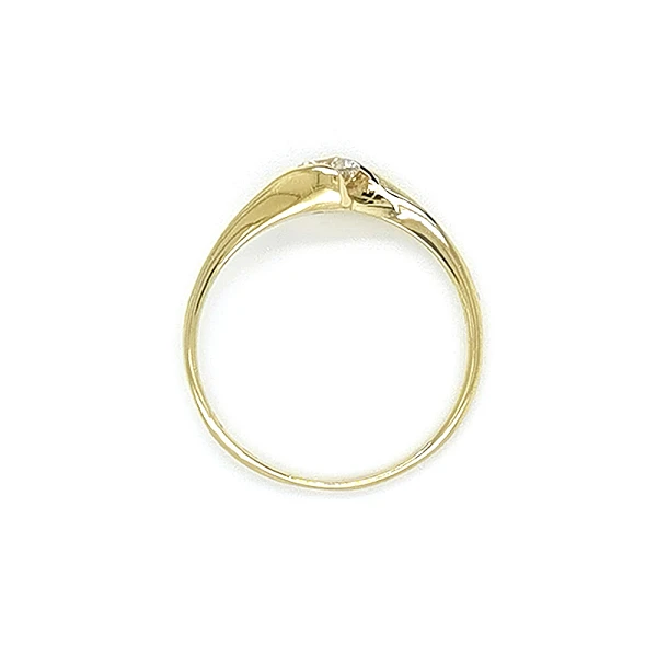 Nhẫn đính hôn bằng vàng với đá zircon