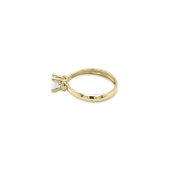Nhẫn đính hôn bằng vàng với đá zircon