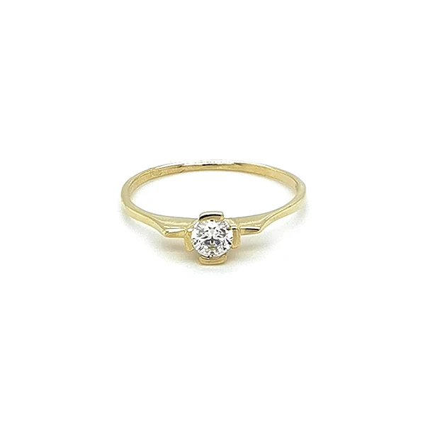 Nhẫn đính hôn bằng vàng với đá zircon