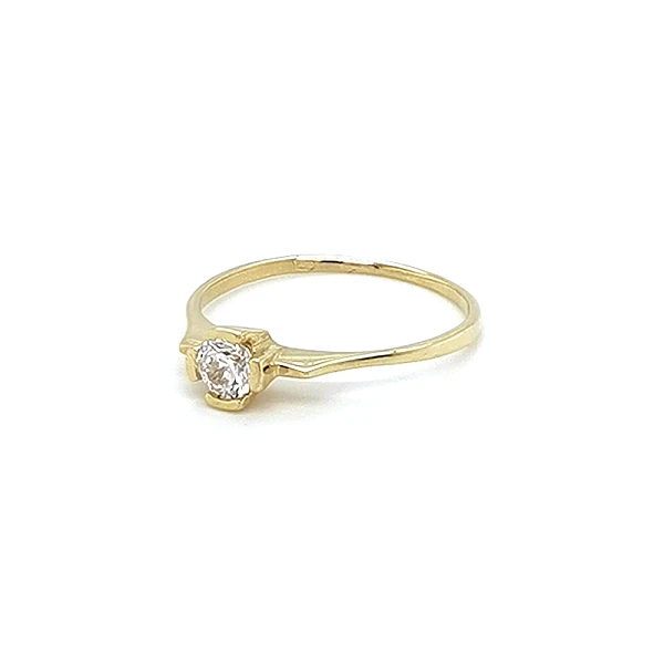 Nhẫn đính hôn bằng vàng với đá zircon