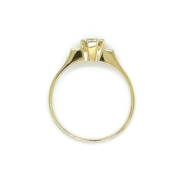 Nhẫn đính hôn bằng vàng với đá zircon