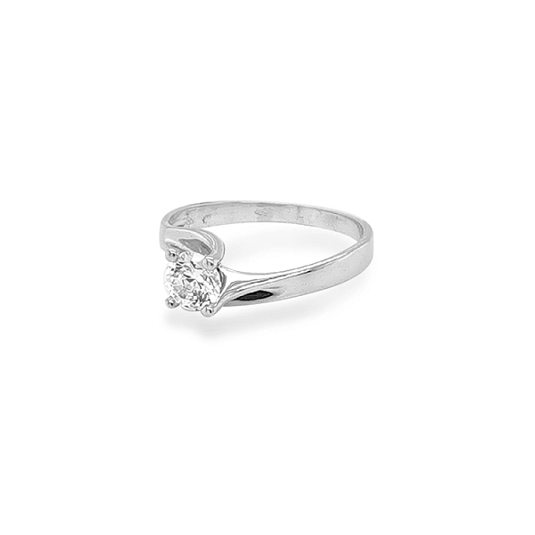 Nhẫn đính hôn bằng vàng với đá zircon